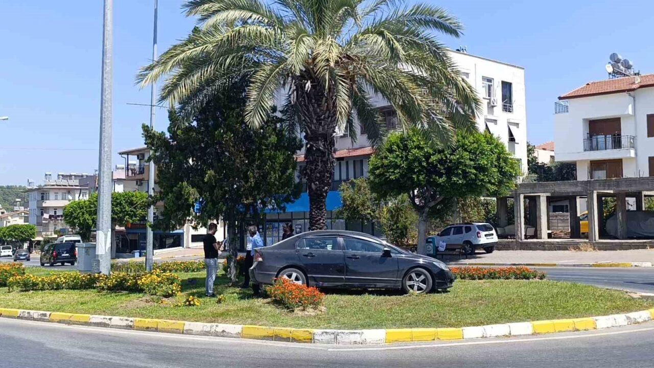 Manavgat’ta kavşak sisteminde kapalı kasa kamyonetin çarptığı otomobil refüje çıkarak