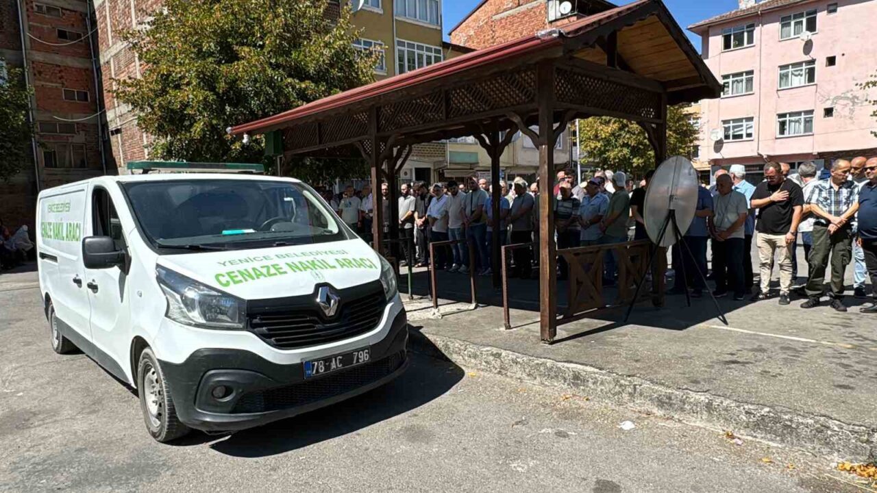 Almanya’dan Karabük’e gitmek üzere yola çıkan ailenin Bulgaristan’da geçirdiği trafik