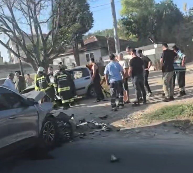 Eskişehir’de iki otomobilin çarpışması sonucunda araç içinde sıkışan yaralı, itfaiye