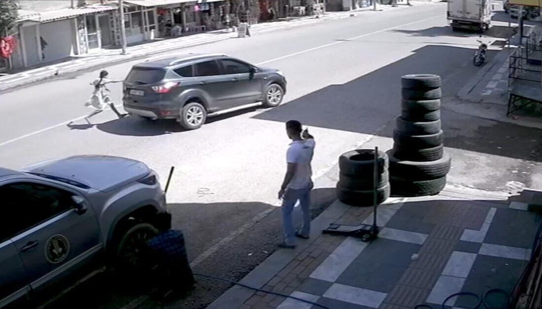 Şanlıurfa’nın Ceylanpınar ilçesinde yolun karşısına koşmaya çalışırken seyir halindeki aracın