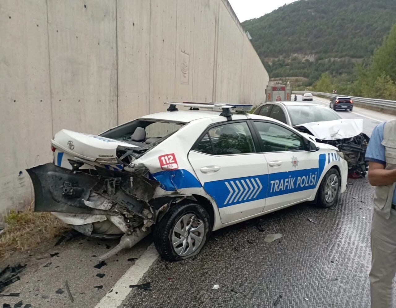 Tokat’ın Niksar ilçesi D-100 karayolunda meydana gelen kazaya müdahale eden