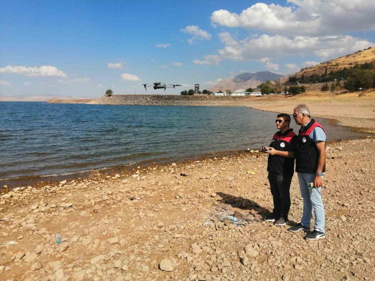 Elazığ’da ekipler, Keban Baraj Gölü’nde dron ile denetim yaptı. Elazığ