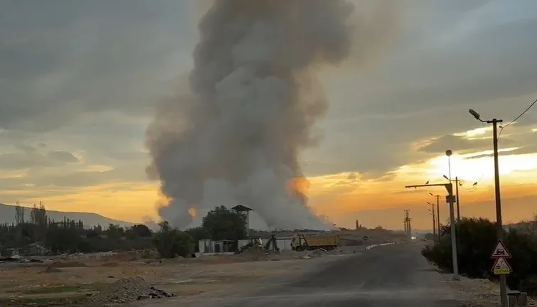 İzmir Kemalpaşa’da bulunan İzmir Büyükşehir Belediyesine ait atık toplama merkezinde