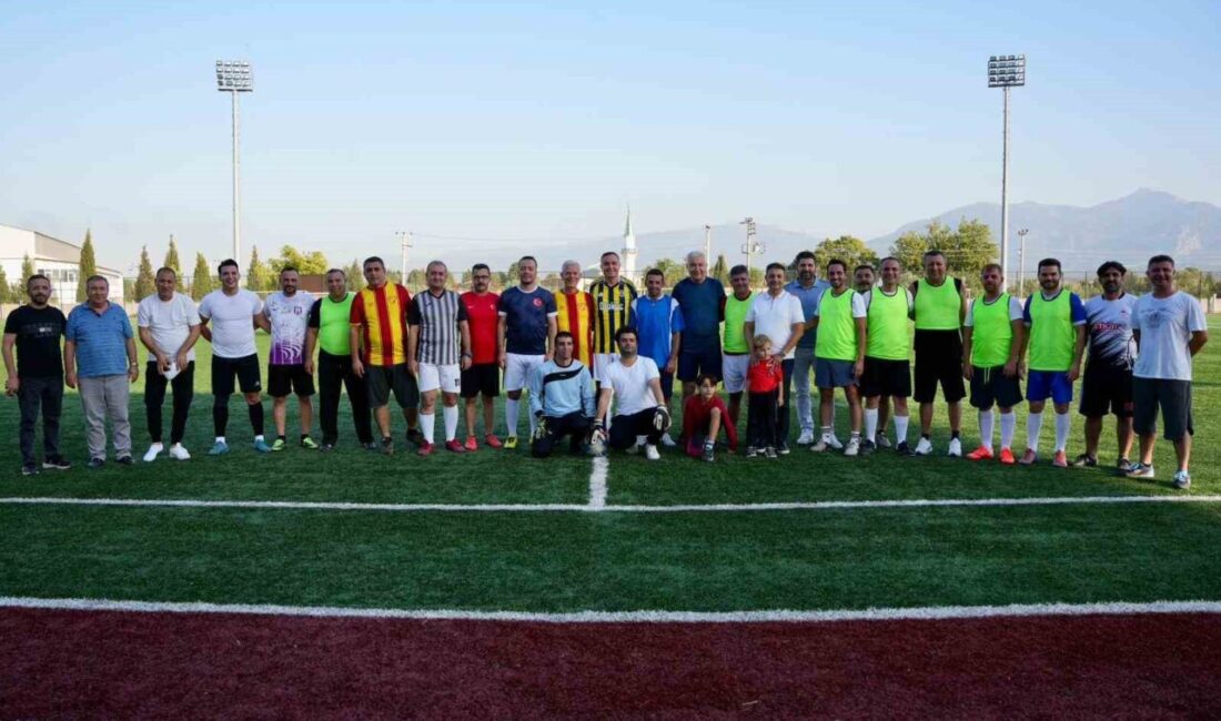 İzmir’in Kemalpaşa ilçesinde protokol üyesi olan kurum yöneticileri, siyasi partilerin