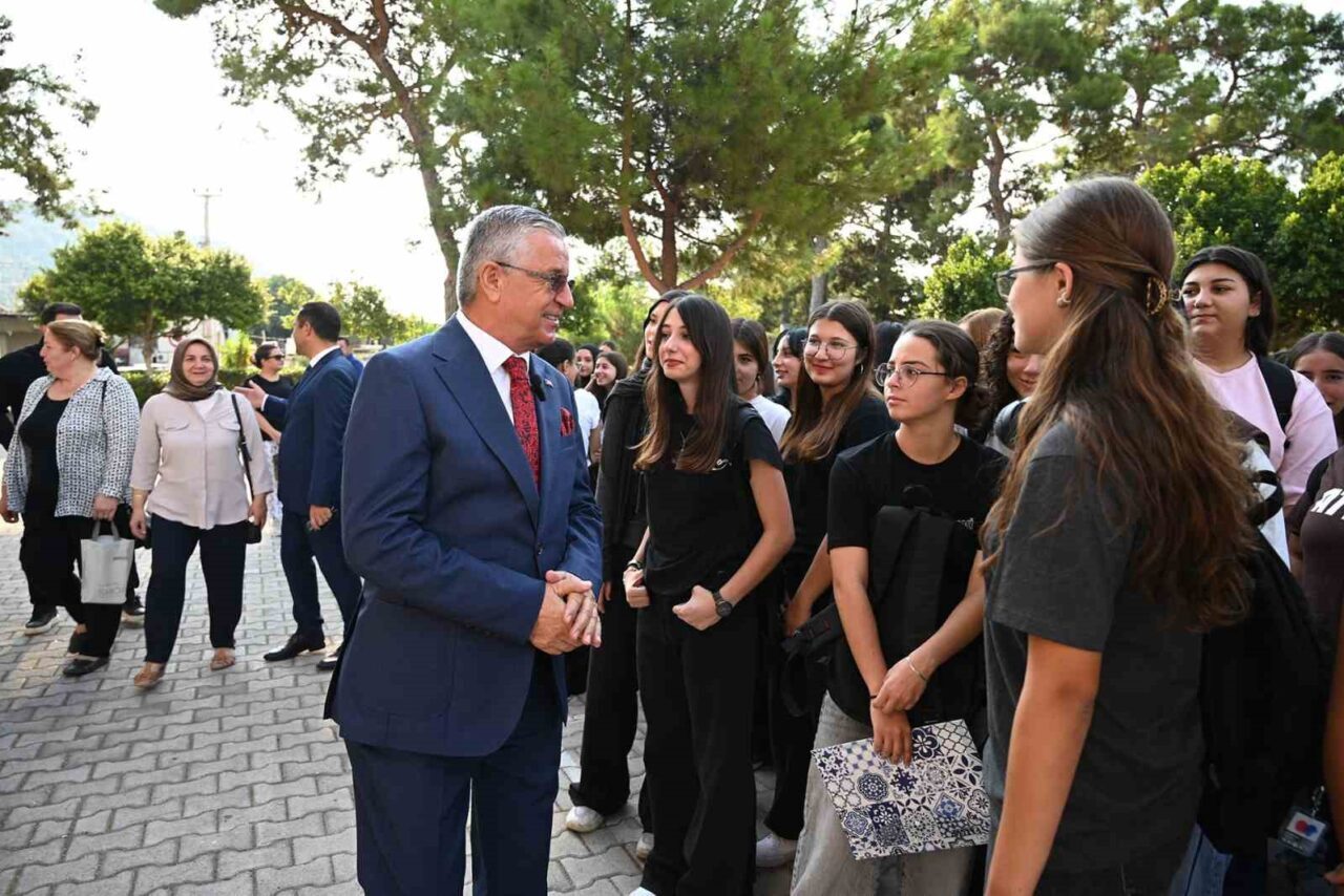 2025-2026 eğitim ve öğretim yılı Kemer’de törenle başladı. İlk ders