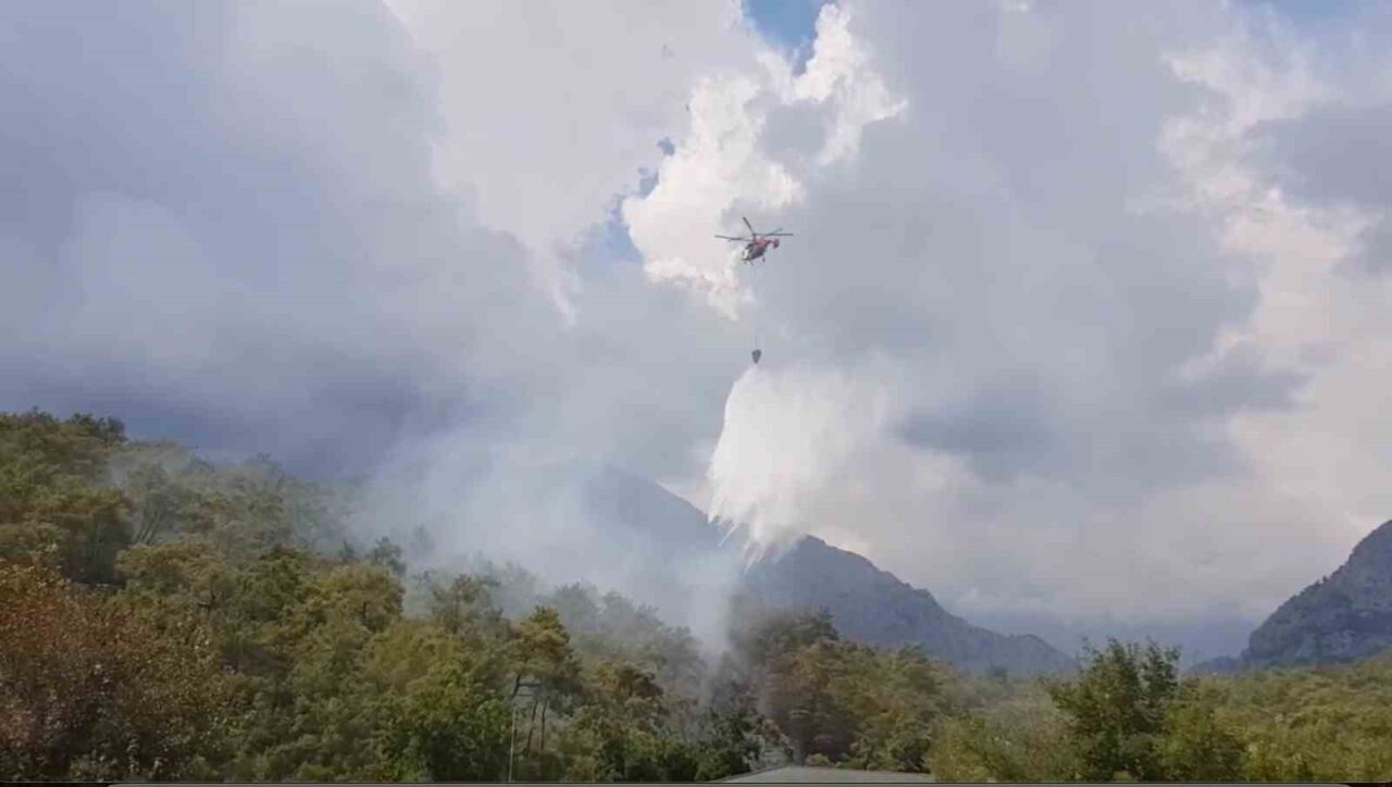 Antalya’nın Kemer ilçesi Arslanbucak Mahallesi ormanlık alanda çıkan orman yangını