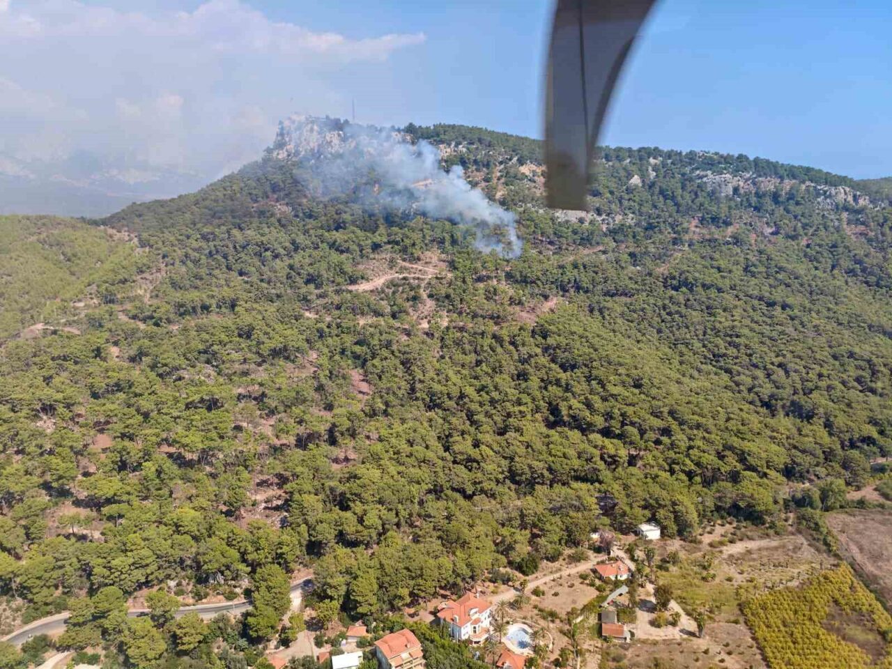Antalya’nın Kemer ilçesi Kiriş Mahallesi’nde çıkan ormanlık alandaki yangına, ekiplerin