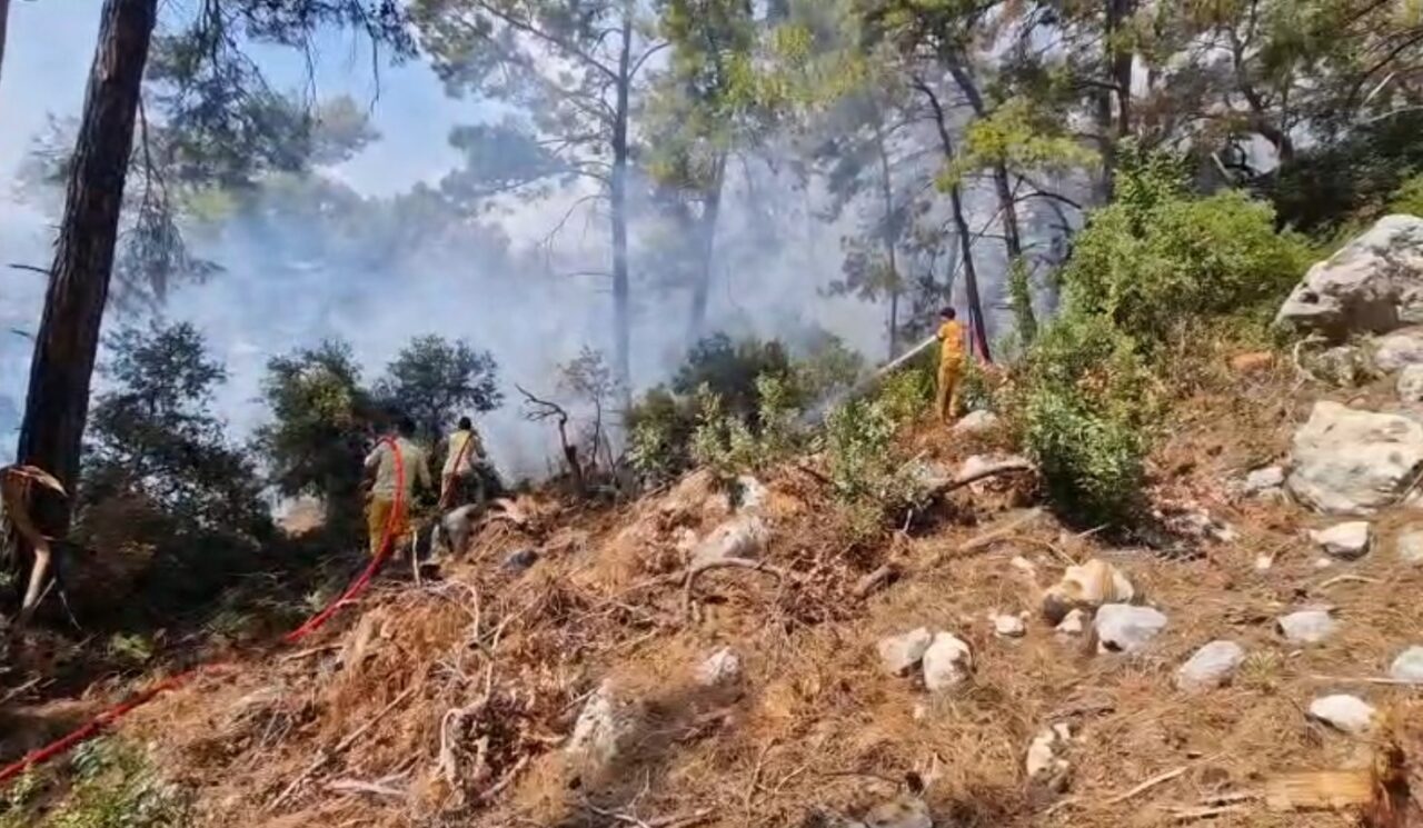 Antalya’nın Kemer ilçesi Kiriş Mahallesi’nde çıkan orman yangını, ekiplerin havadan