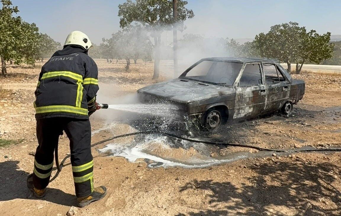 Şanlıurfa’nın Birecik ilçesinde bir şahıs park halindeki otomobilini ateşe verdi.