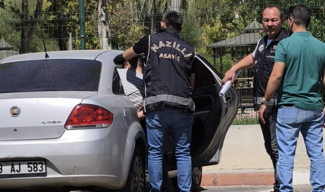 Aydın’ın Nazilli ilçesinde kendisini polis olarak tanıtıp iki vatandaşı dolandıran,