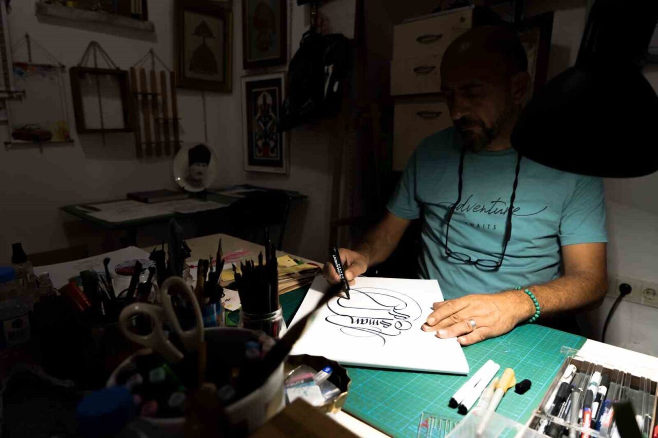 Manisa’da yaşayan kaligrafi ustası Osman Sandıkçı, ürettiği eserlerle hem terapi