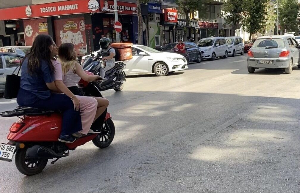 Eskişehir’de kask takmadan aynı motosiklete binen 3 kadın ilginç bir