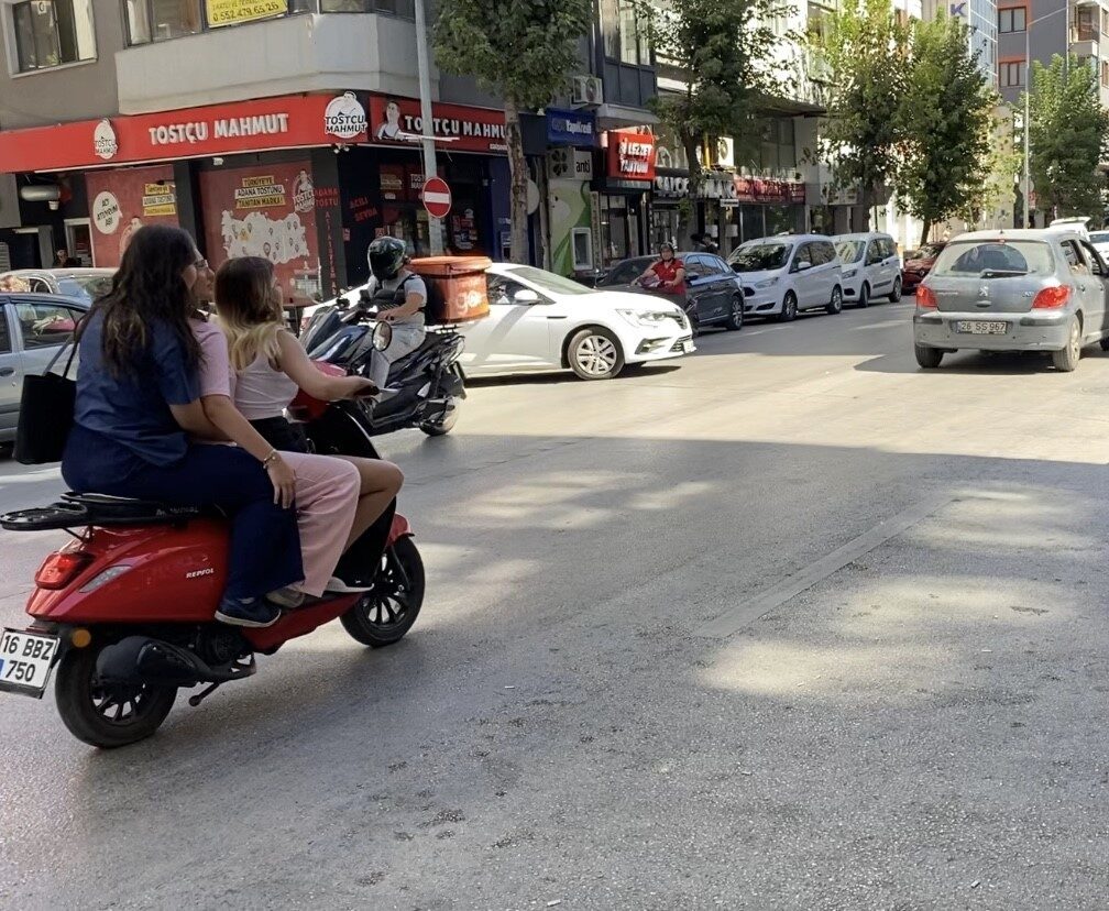 Eskişehir’de kask takmadan aynı motosiklete binen 3 kadın ilginç bir