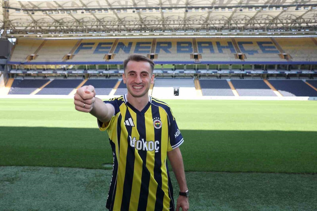 Fenerbahçe, milli futbolcu Kerem Aktürkoğlu ile 4 yıllık sözleşme imzaladı.