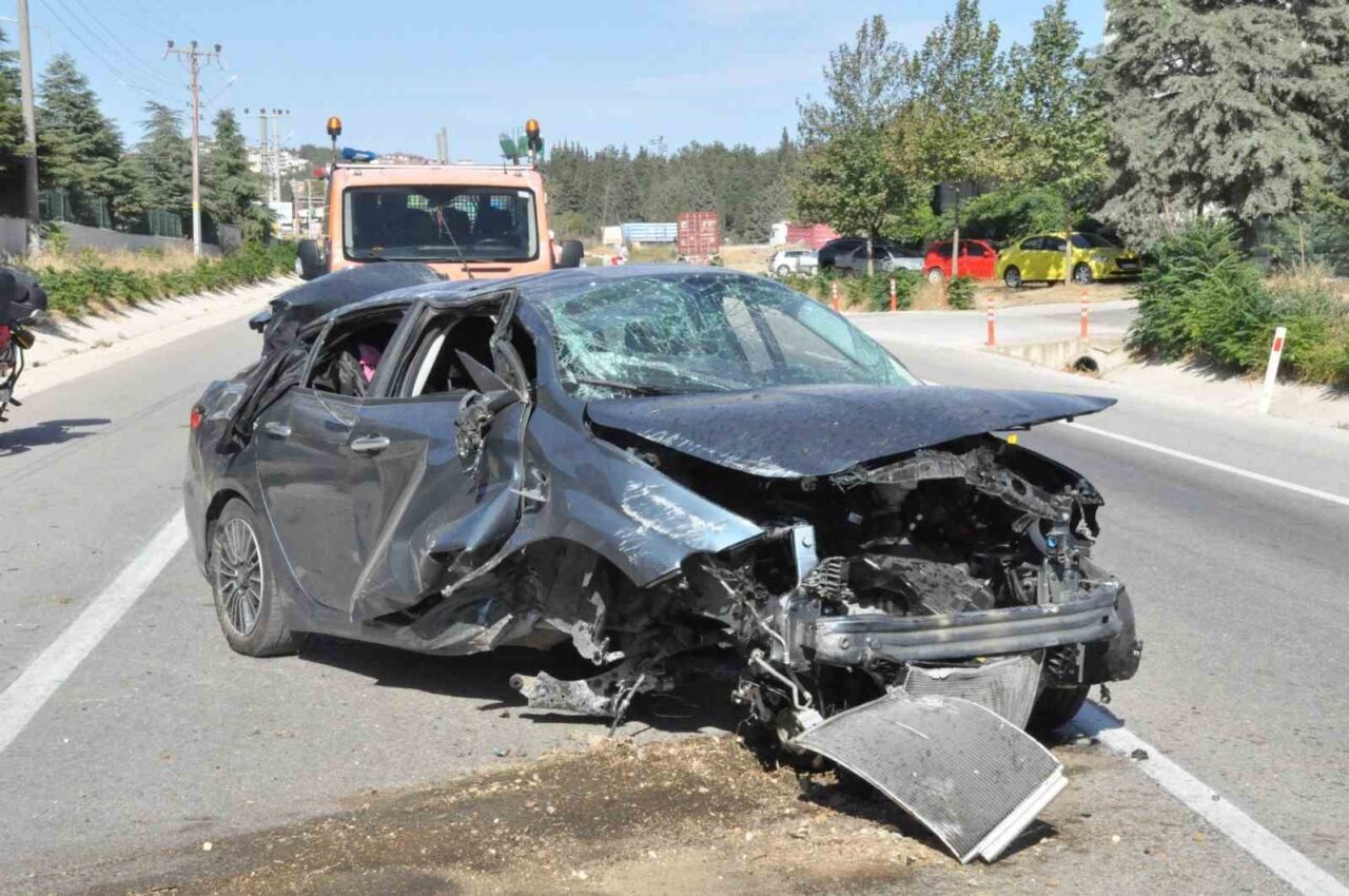 Edirne’nin Keşan ilçesinde kontrolden çıkarak su kanalındaki beton yükseltiye çarpan