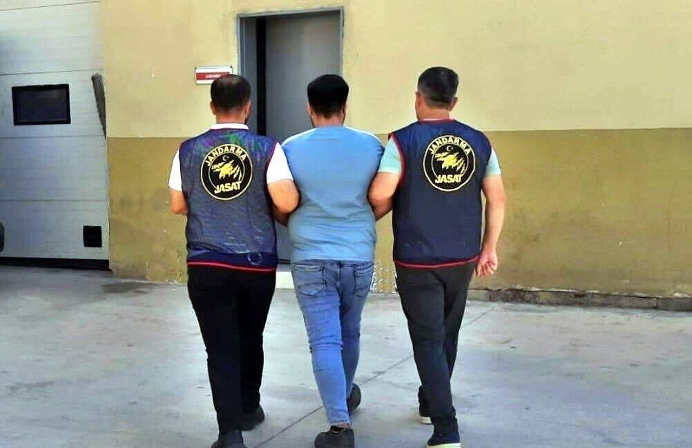 Gaziantep’te, çeşitli suçlardan kesinleşmiş hapis cezalarıyla aranan 3 şahıs, jandarma
