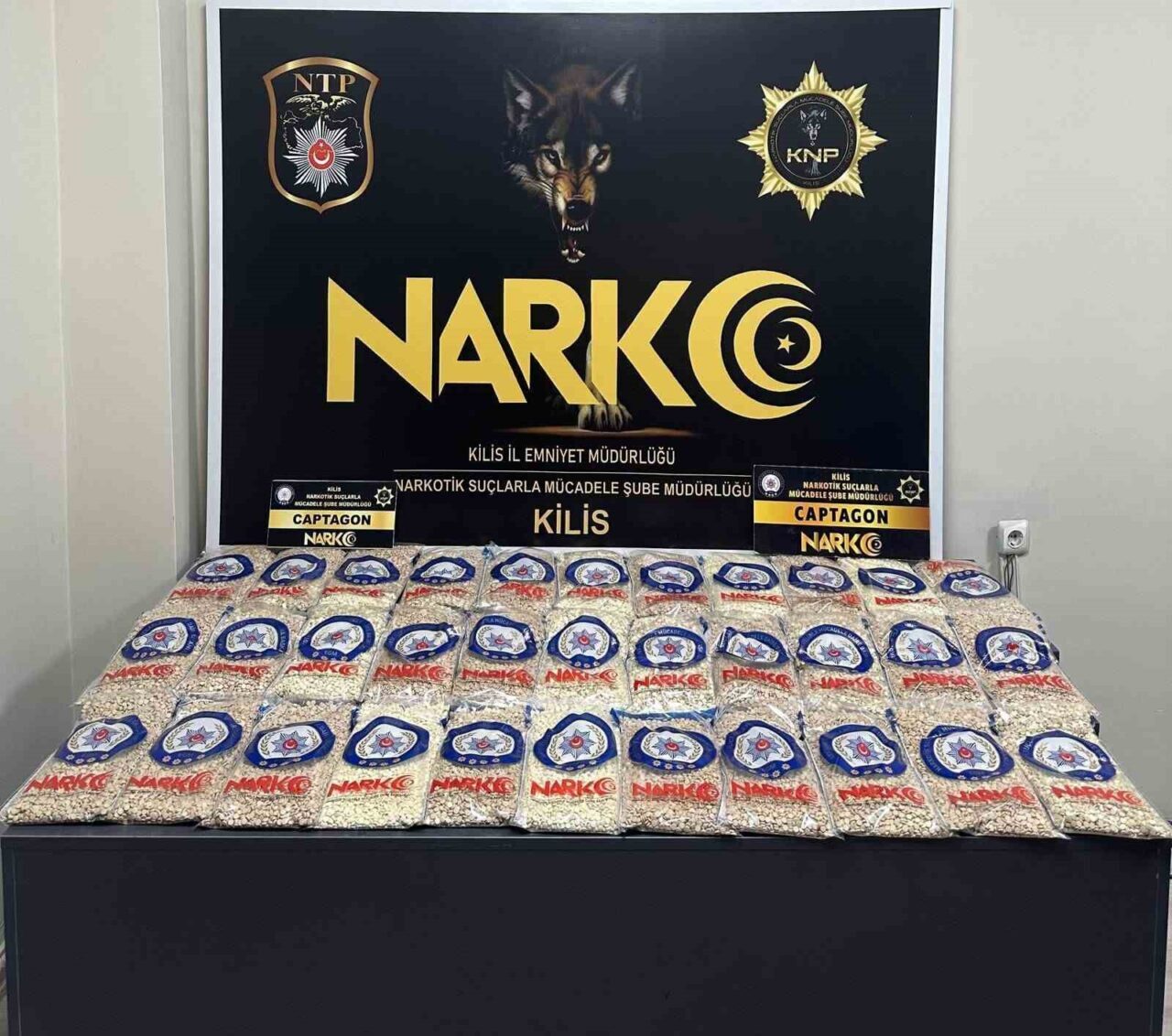 Kilis’te polis ekiplerince durdurulan bir araçta yapılan aramada 215 bin