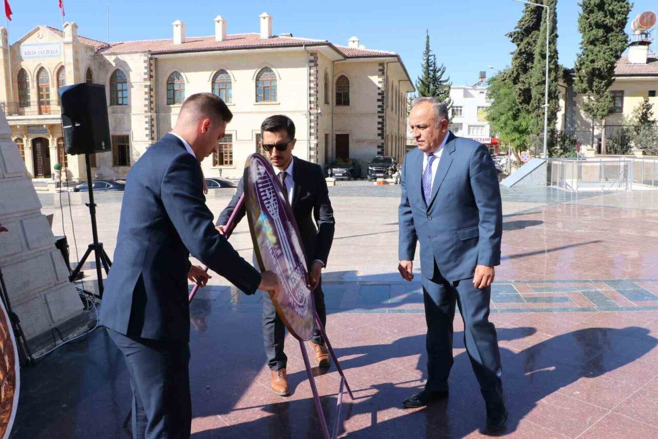 Kilis’te 38. Ahilik Haftası dolayısıyla düzenlenen etkinlikte, Cumhuriyet Meydanı’nda tören