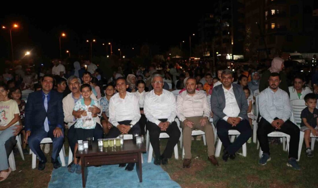 Kilis’te, Halk Sağlığı Haftası çerçevesinde kurulan açık hava sinemasına vatandaşlar