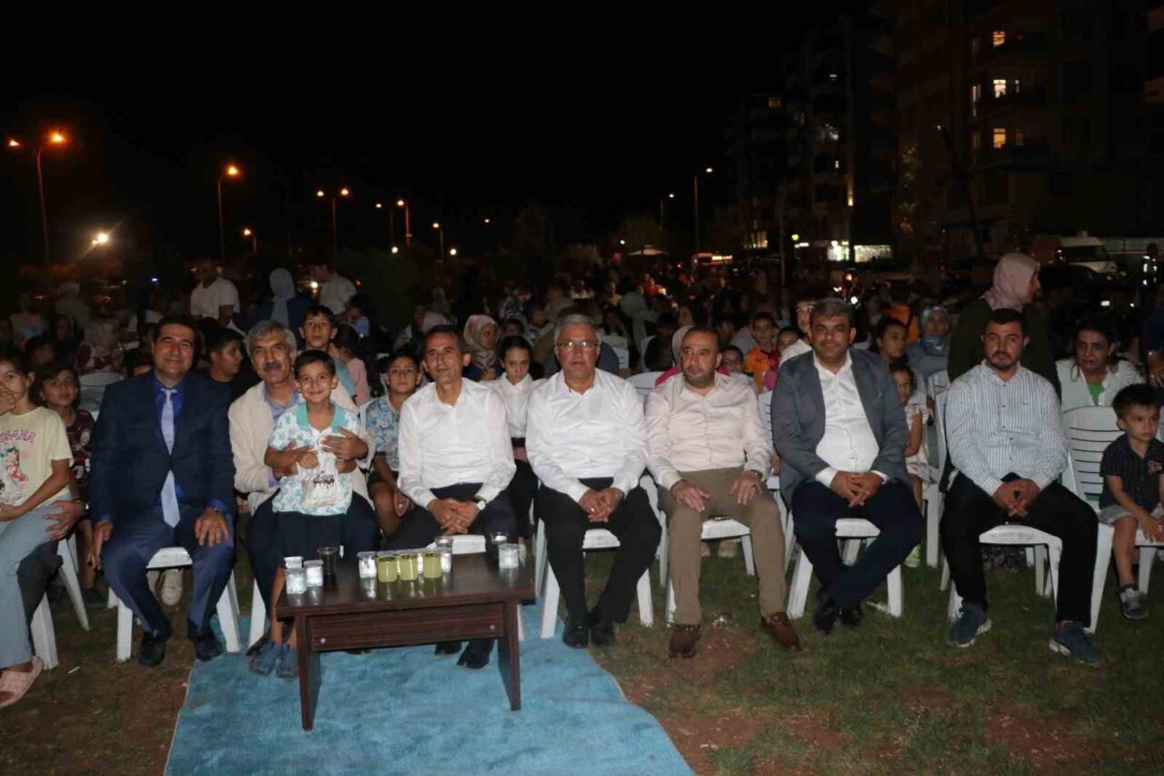 Kilis’te, Halk Sağlığı Haftası çerçevesinde kurulan açık hava sinemasına vatandaşlar