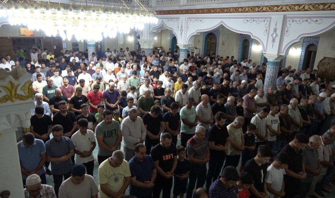 Kilis’te Mevlid Kandili dolayısıyla düzenlenen programlarda camiler doldu taştı. Vatandaşlar,