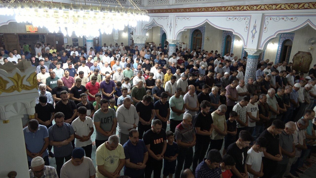 Kilis’te Mevlid Kandili dolayısıyla düzenlenen programlarda camiler doldu taştı. Vatandaşlar,