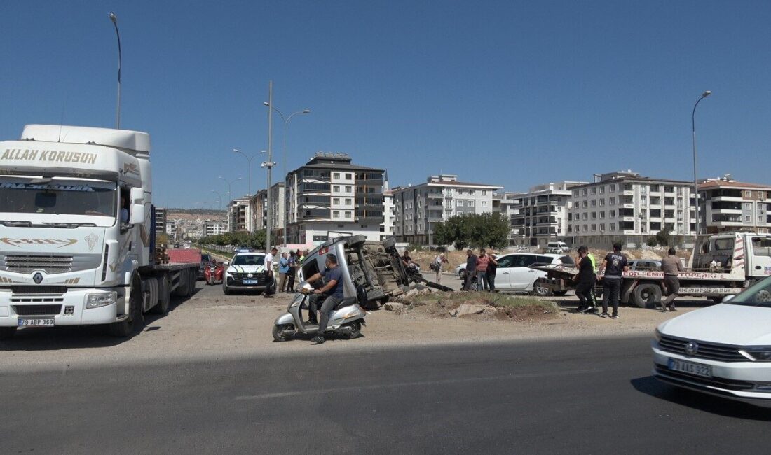 Kilis’te otomobil ile hafif ticari aracın çarpışması sonucu 3 kişi