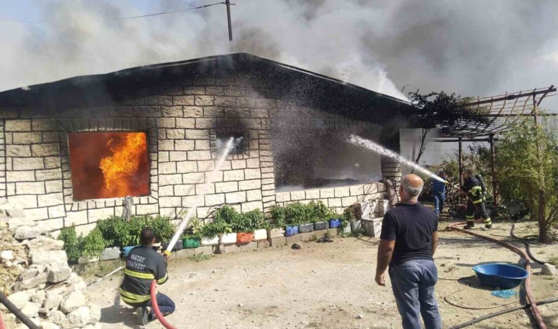 Hatay’da tek katlı müstakil evde çıkan yangın, itfaiye ekipleri tarafından
