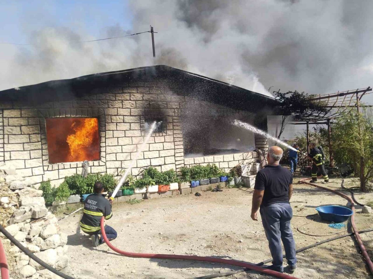Hatay’da tek katlı müstakil evde çıkan yangın, itfaiye ekipleri tarafından