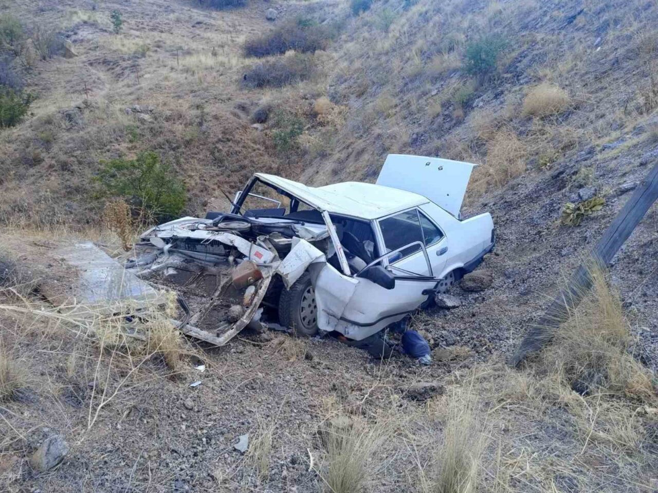 Kırıkkale’de kontrolden çıkarak yaklaşık 65 metre uçuruma yuvarlanan otomobilin hurdaya