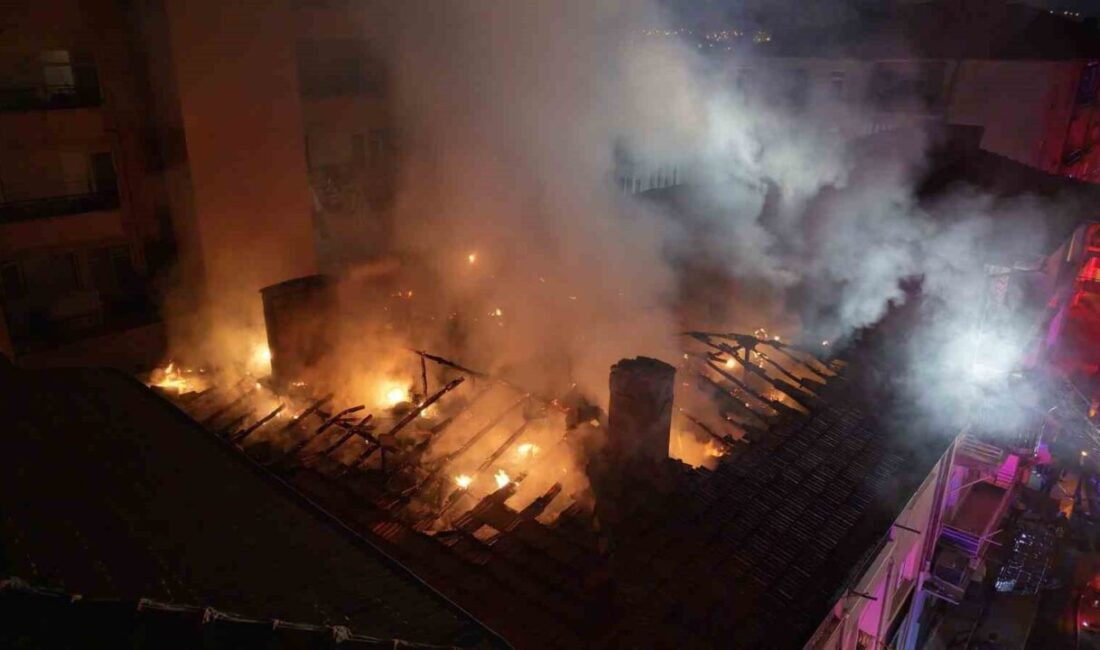 Kırıkkale’de 3 katlı bir apartmanın çatısında çıkan yangın, itfaiye ekiplerinin