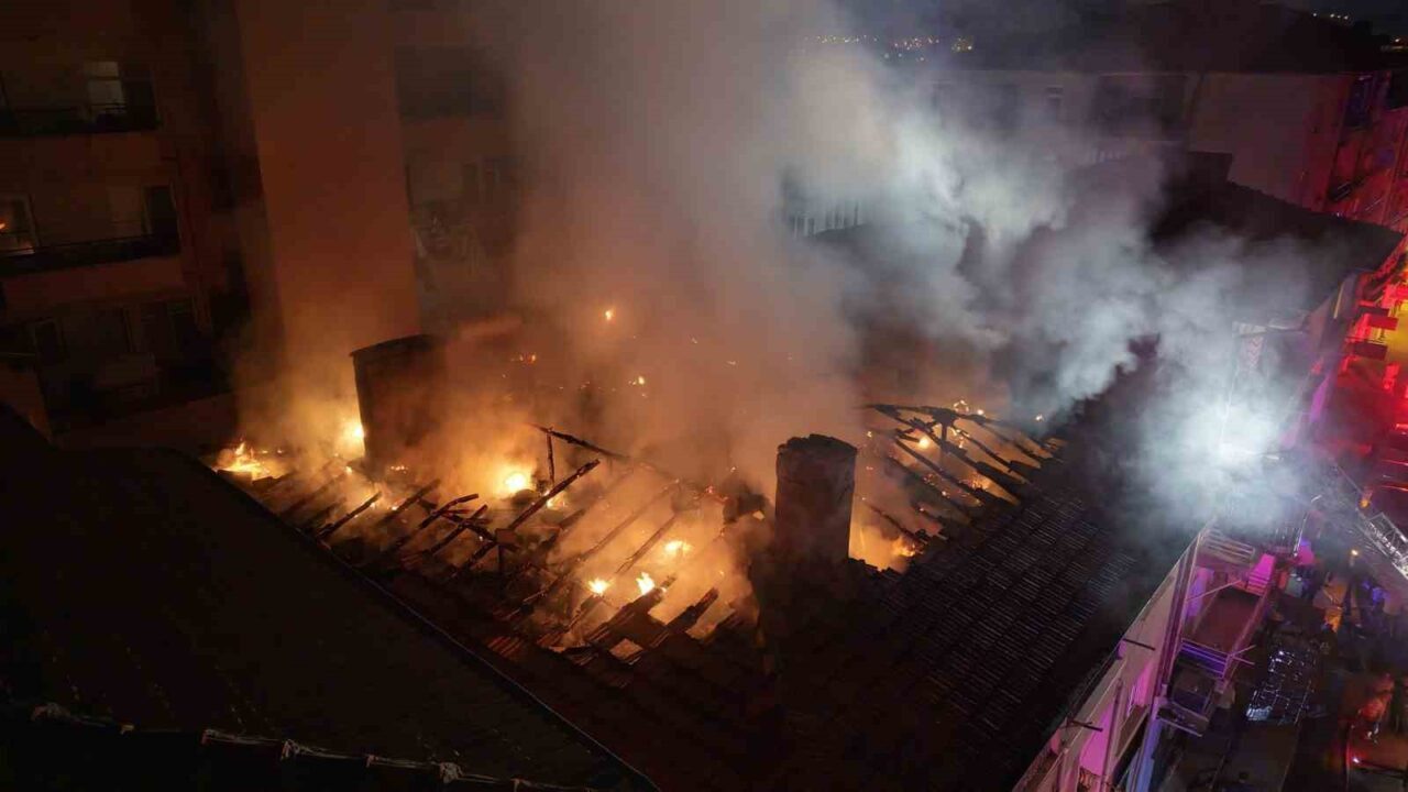 Kırıkkale’de 3 katlı bir apartmanın çatısında çıkan yangın, itfaiye ekiplerinin