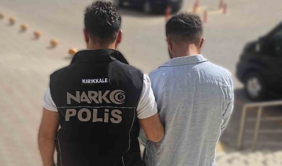 Kırıkkale’de polis ekiplerince düzenlenen uyuşturucu operasyonunda yakalanan bir şüpheli çıkarıldığı
