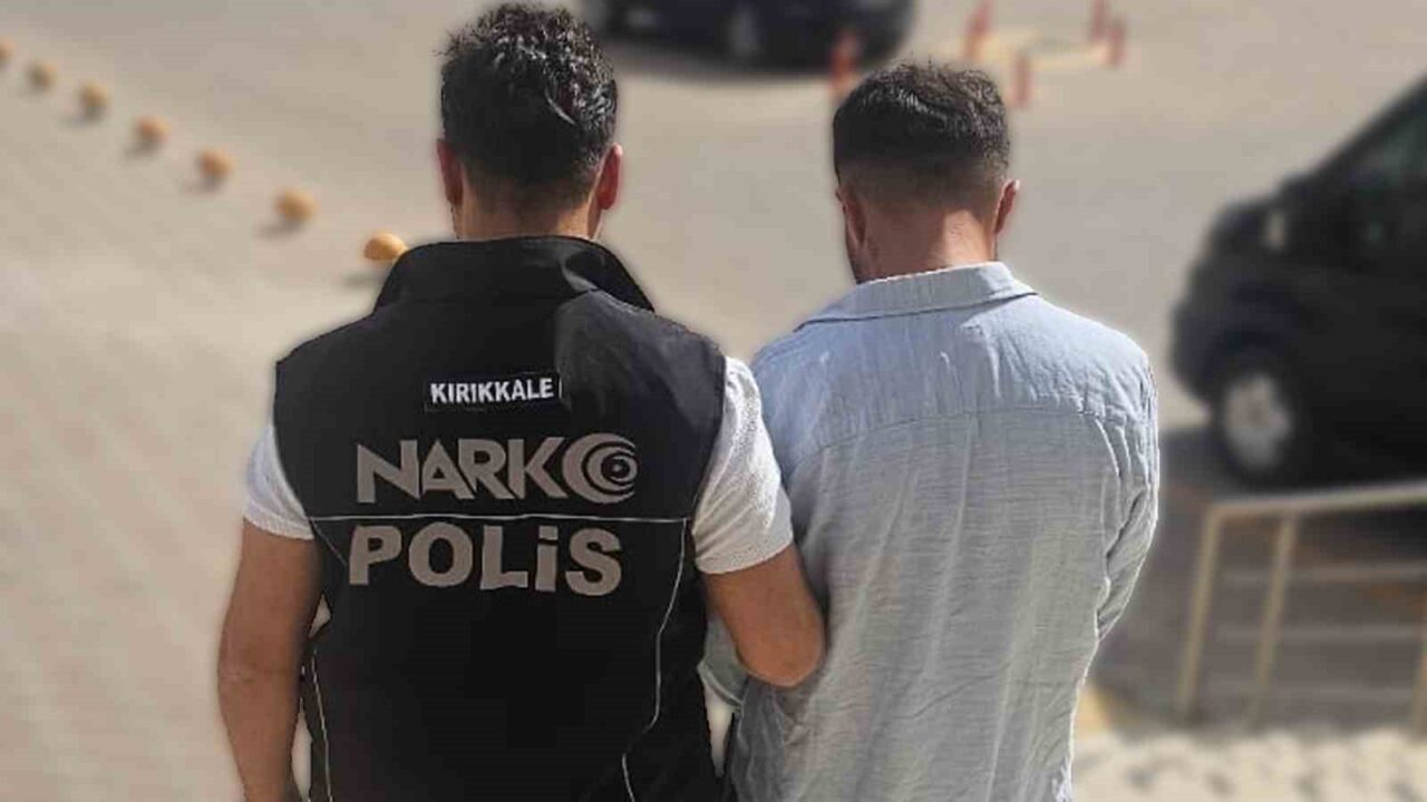 Kırıkkale’de polis ekiplerince düzenlenen uyuşturucu operasyonunda yakalanan bir şüpheli çıkarıldığı