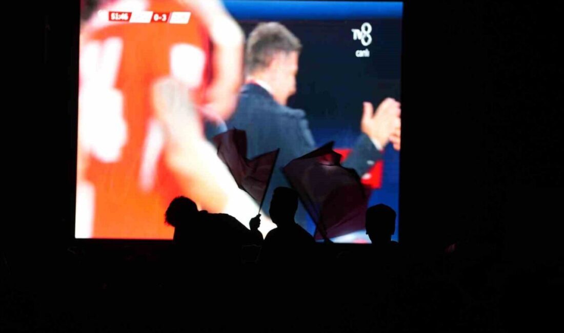 Kırıkkale’de vatandaşlar, Cumhuriyet Meydanı’na kurulan dev ekranda A Milli Takım’ın