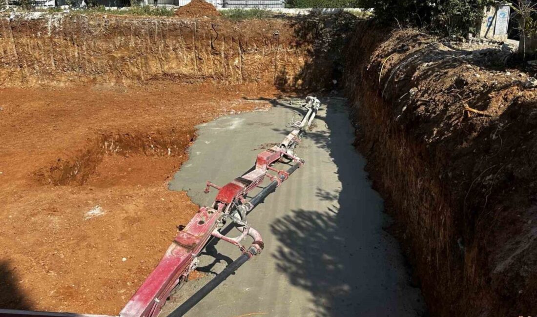 Uşak’ta bir inşaatta beton dökme çalışmaları sırasında beton pompası kolunun