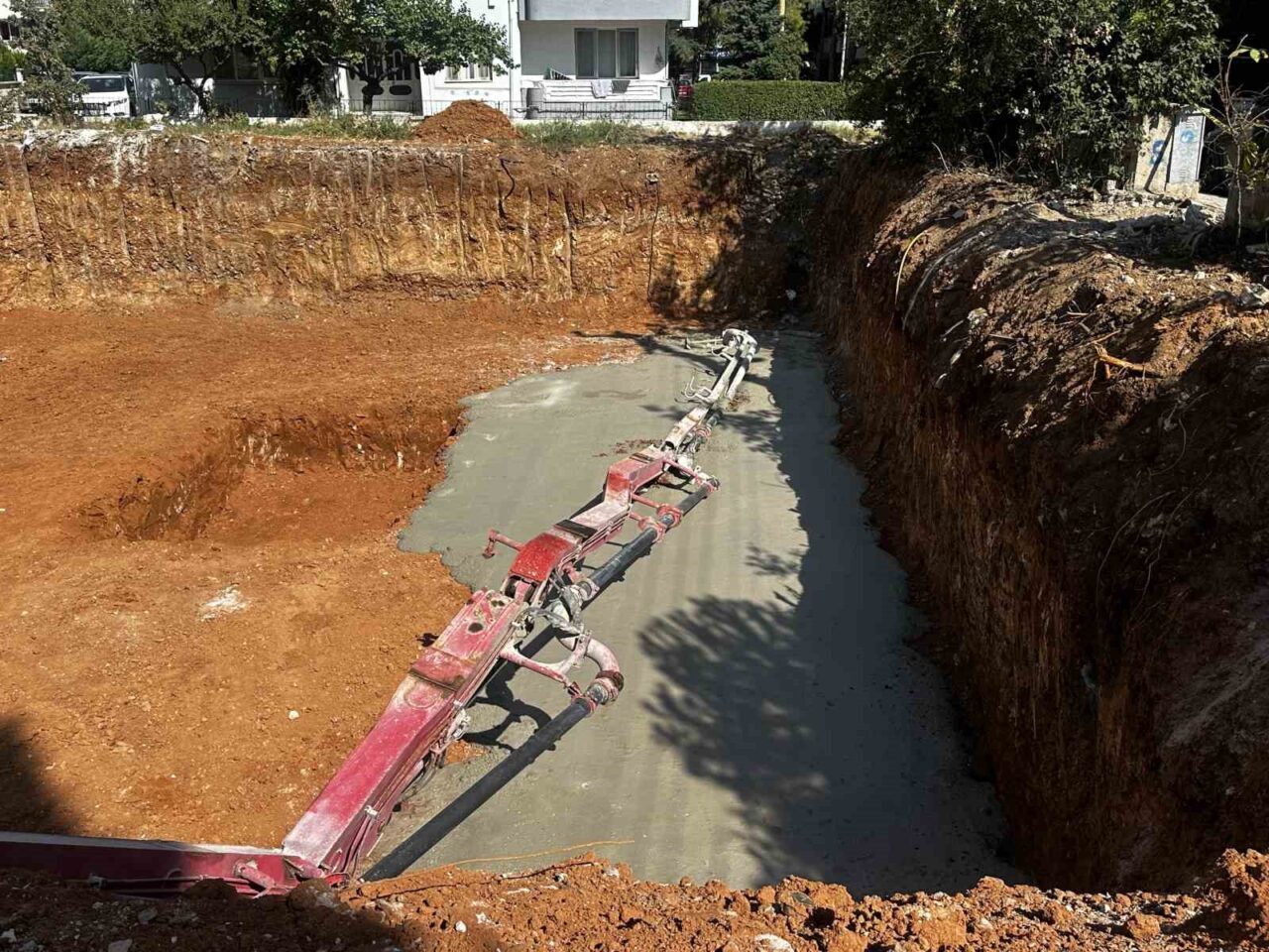 Uşak’ta bir inşaatta beton dökme çalışmaları sırasında beton pompası kolunun