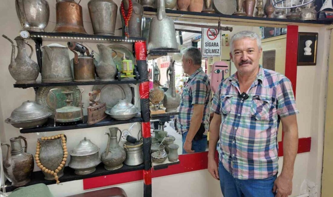 Eskişehir’in Seyitgazi ilçesinde bir berber, asırlık ürünleri yerleştirdiği dükkanına gelen
