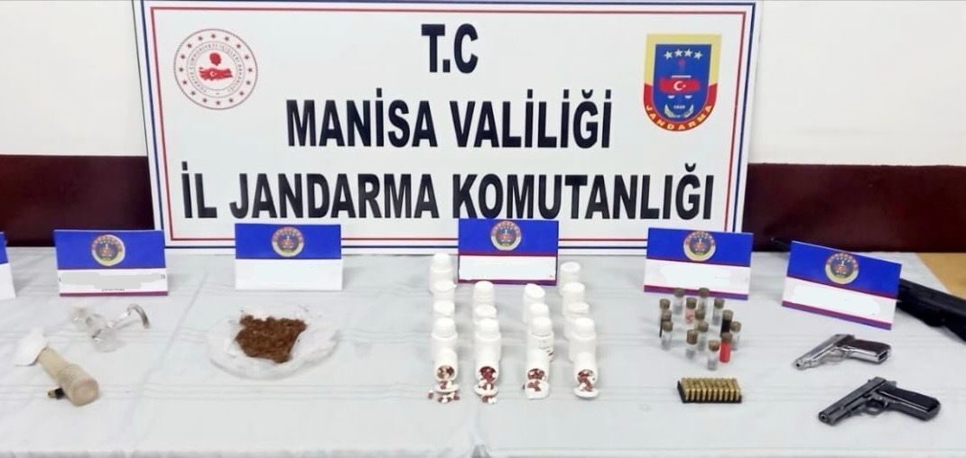 Manisa’nın Kırkağaç ilçesinde jandarma ekiplerince bir ikamete yapılan baskında uyuşturucu