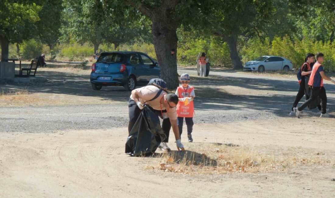 Kırklareli’nde “Avrupa Hareketlilik Haftası” programı çerçevesinde öğrenciler çevre temizliği yaptı.