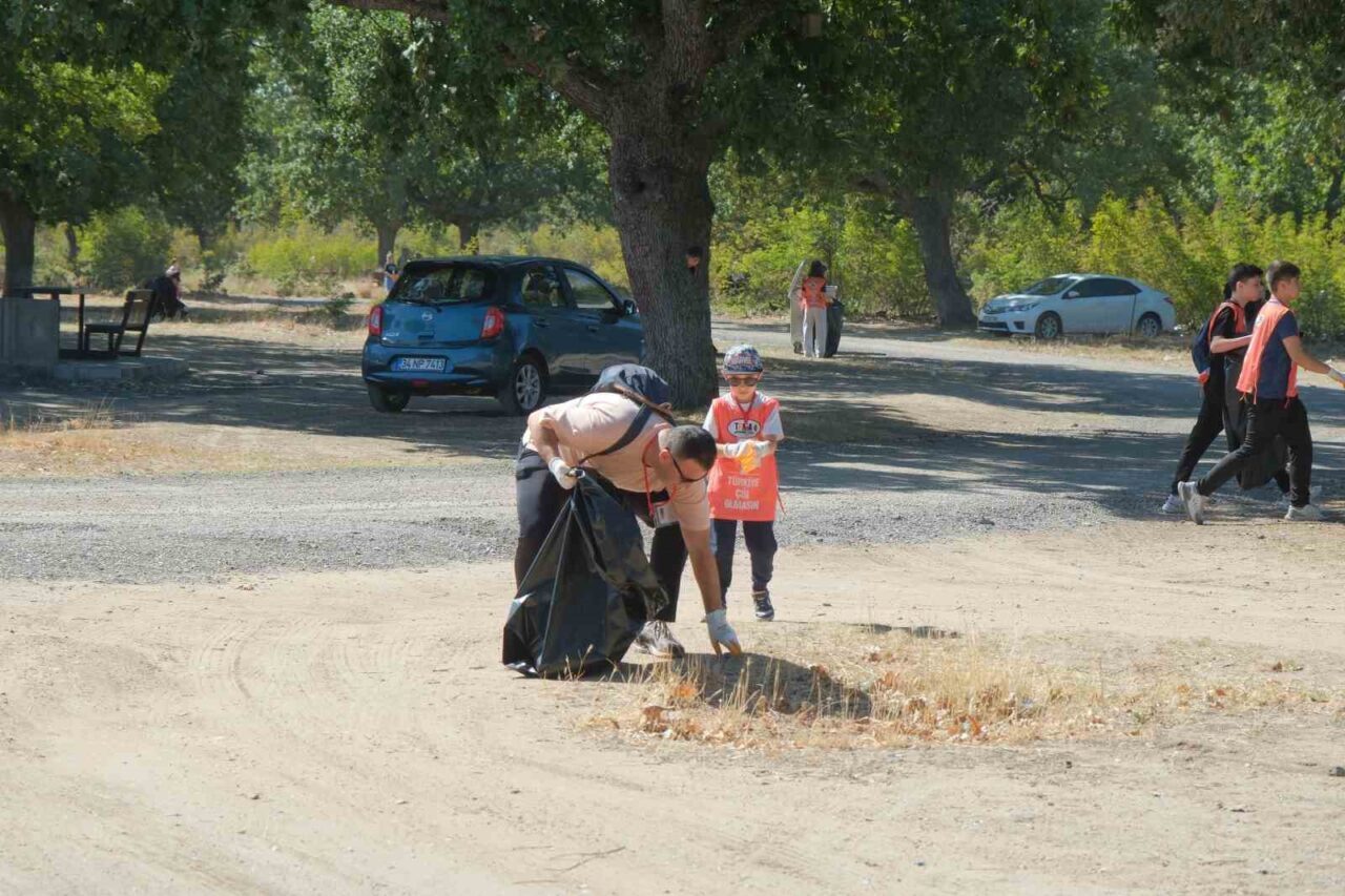 Kırklareli’nde “Avrupa Hareketlilik Haftası” programı çerçevesinde öğrenciler çevre temizliği yaptı.
