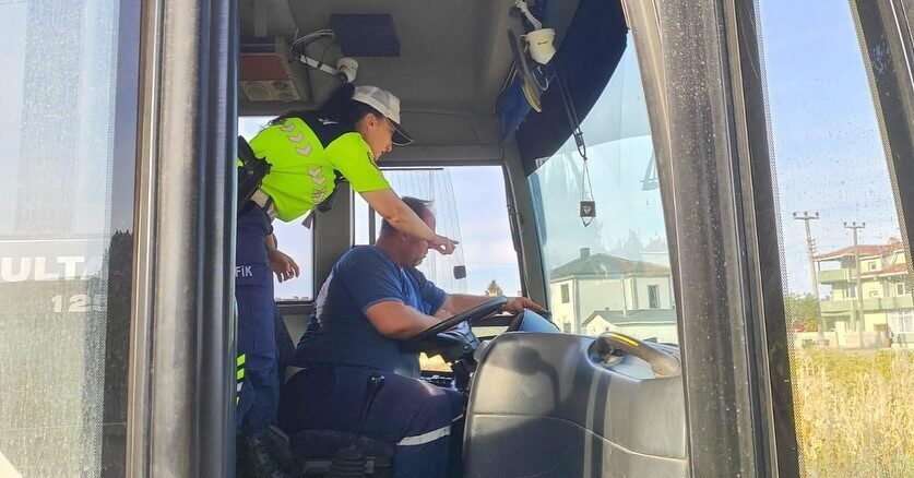 Kırklareli İl Jandarma Komutanlığı ekipleri tarafından okul servis araçları denetlendi.