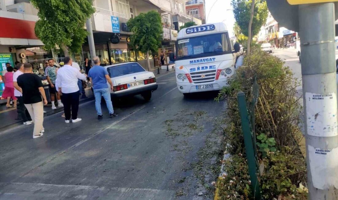 Antalya’nın Manavgat ilçesinde kırmızı ışıkta geçen otomobilin hafif ticari araca