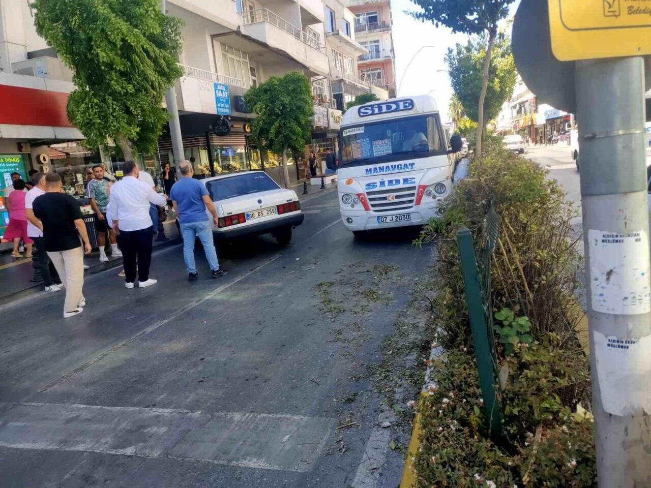 Antalya’nın Manavgat ilçesinde kırmızı ışıkta geçen otomobilin hafif ticari araca