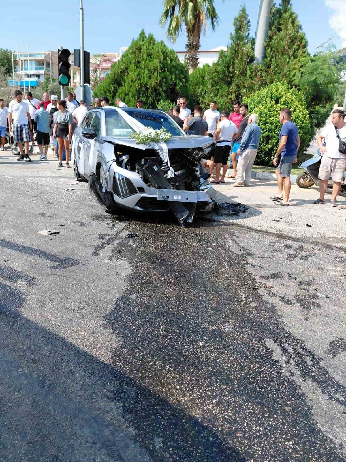 Antalya’nın Kaş ilçesinde kırmızı ışık ihlali yapan otomobilin gelin arabasıyla