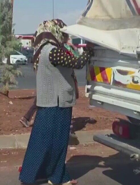 Adana’da kırmızı ışıkta duran kamyonet kasasından kırmızı biber çalan anne