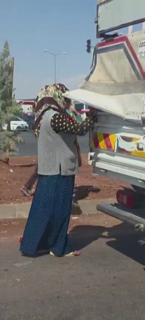 Adana’da kırmızı ışıkta duran kamyonet kasasından kırmızı biber çalan anne