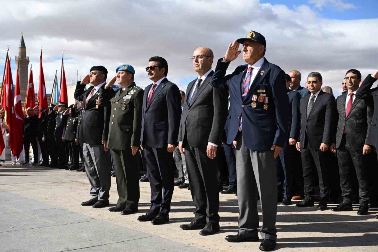 Kırşehir’de 19 Eylül Gaziler Günü dolayısıyla program düzenlendi. Cacabey Meydanında