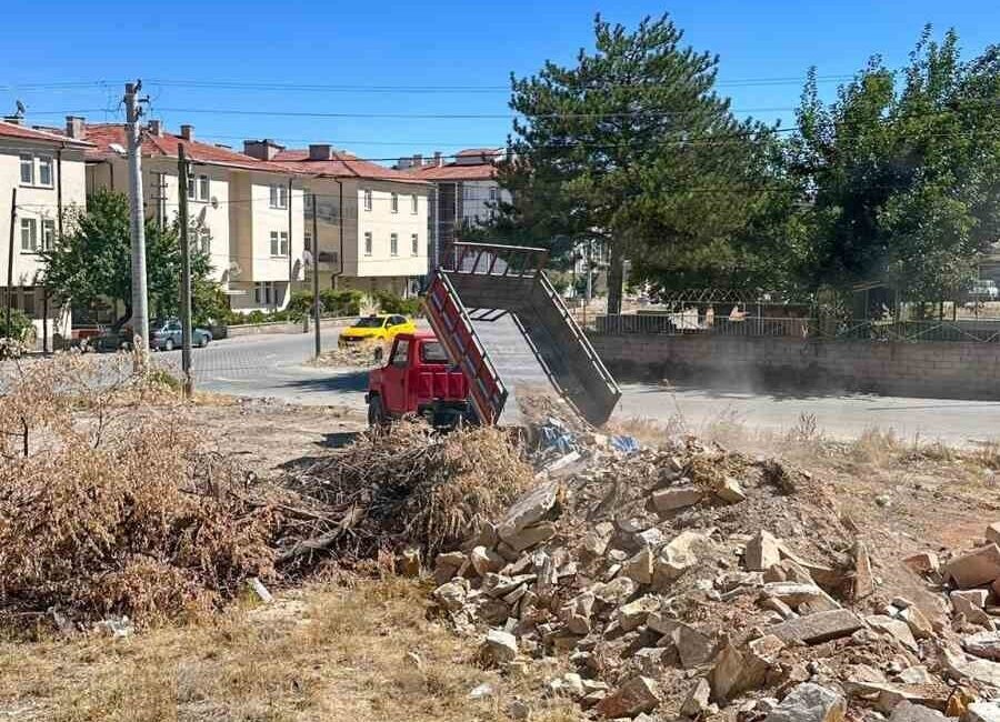 KIRŞEHİR (İHA) – Kırşehir’de boş araziye izinsiz şekilde moloz döken