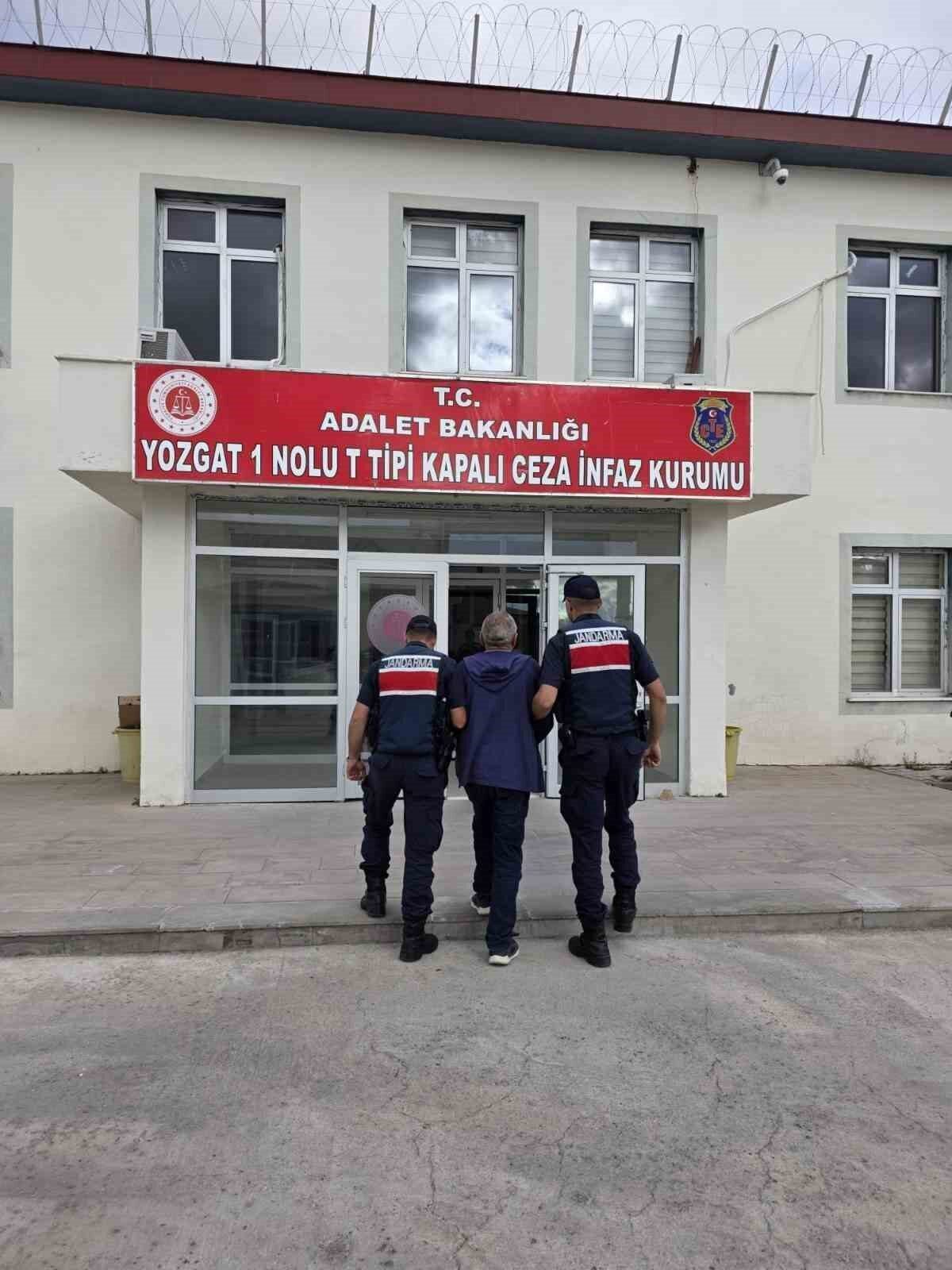 KIRŞEHİR (İHA) – Kırşehir’in Akçakent ilçesinde karı kocayı silahla vurarak